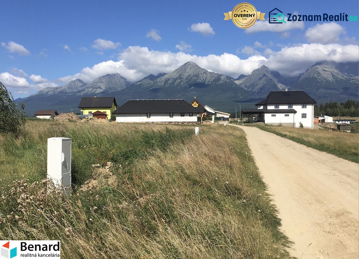 Plots - living in Mlynica with a view of the mountains and rural buildings.