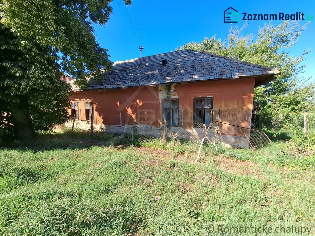 An older house with a shabby facade and fence in Nova Vieska, Land - residential.