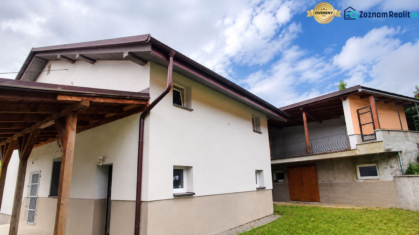 A family house in Ochodnica with a wooden shelter and a grassy area under the sky.
