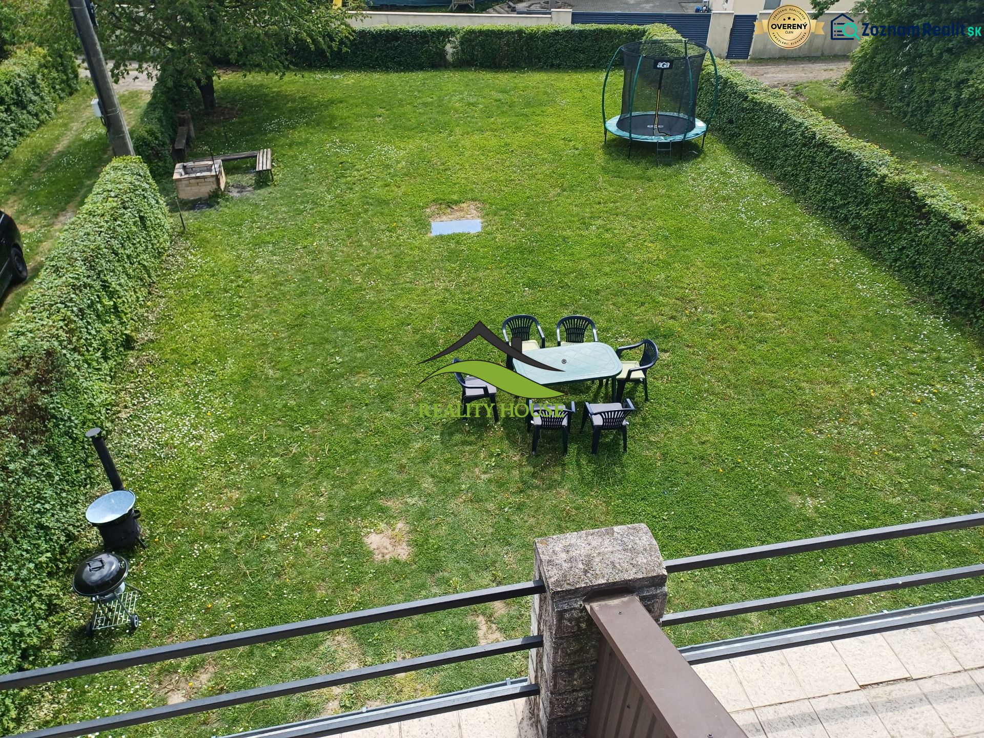 A garden by the cottage in Kaluža with a trampoline and seating on the grass.