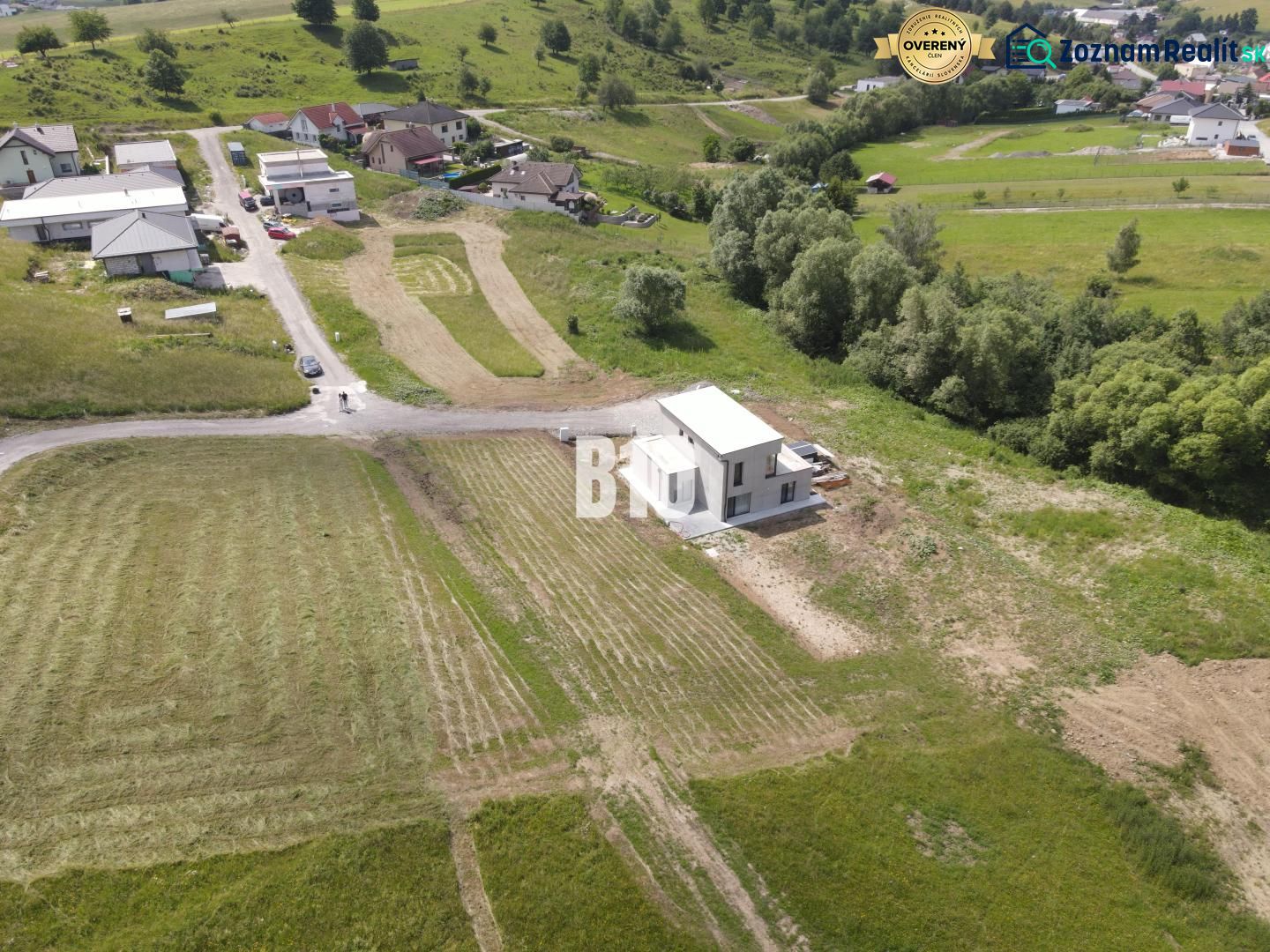 Meadows and family houses in the vicinity of Bitarová suitable for residential plots.