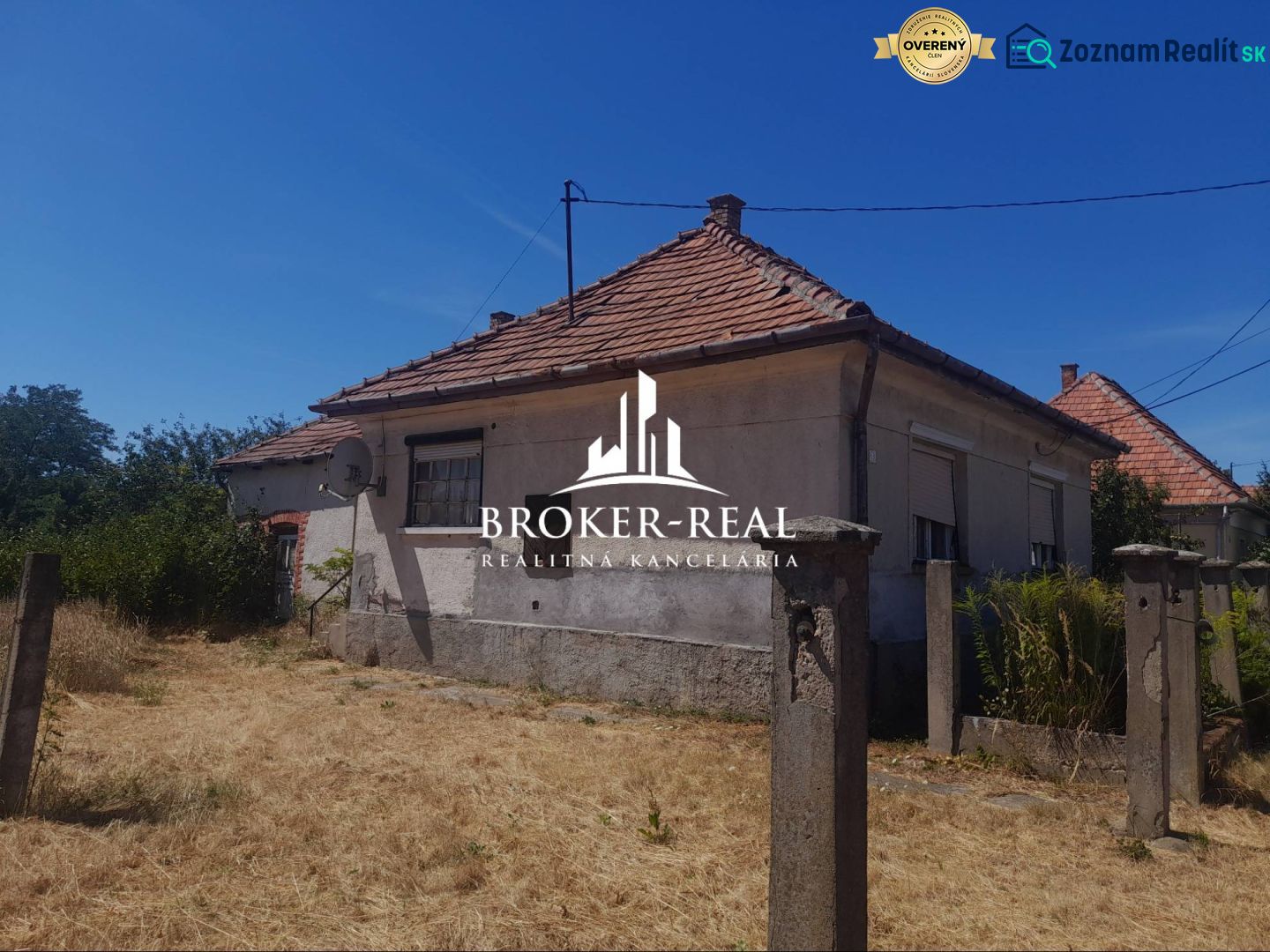 A family house in Csobád with plastered walls, a tiled roof, and neglected surroundings.