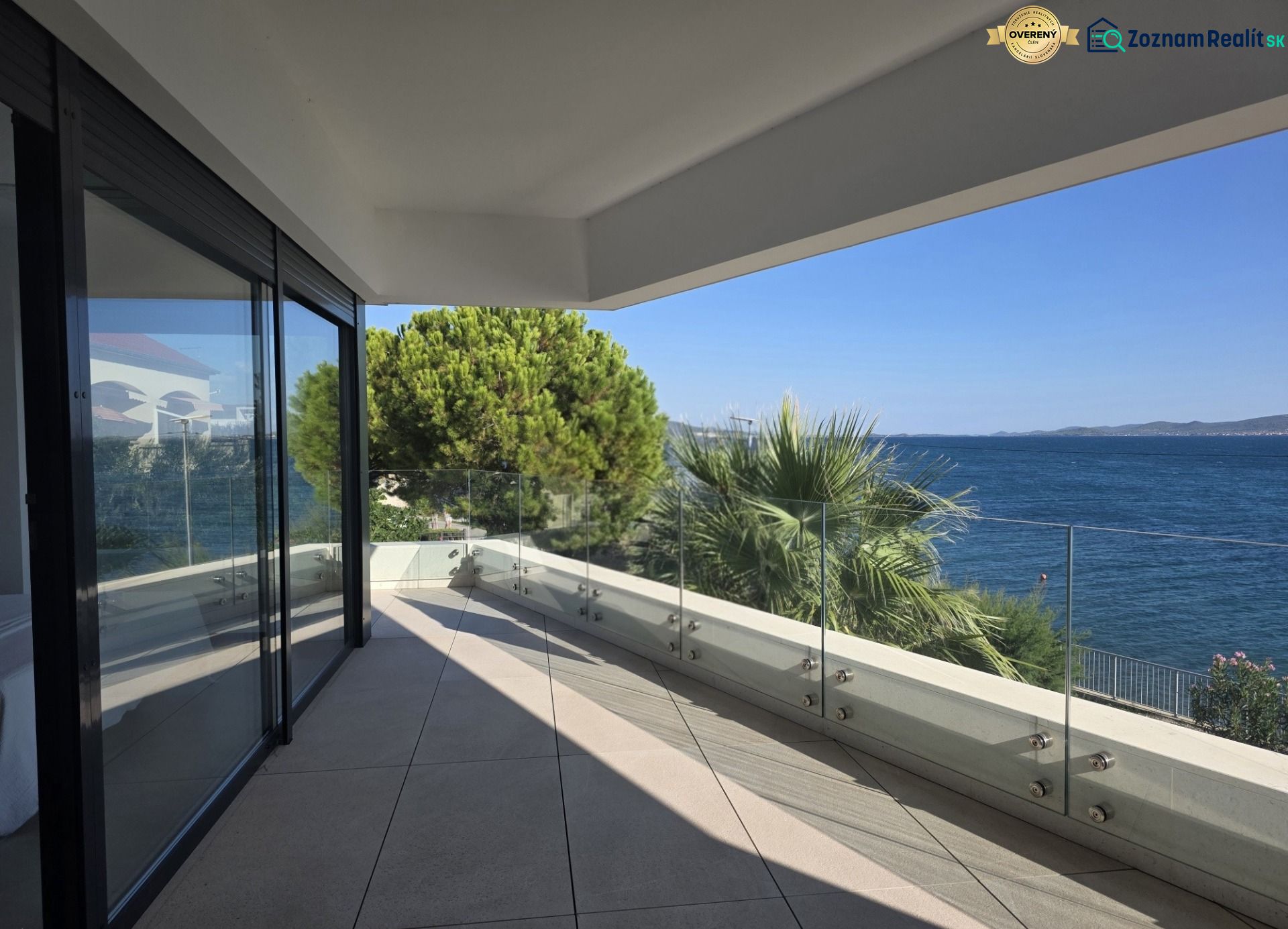 The balcony of a 4-room apartment in Sukošan with a sea view and greenery.