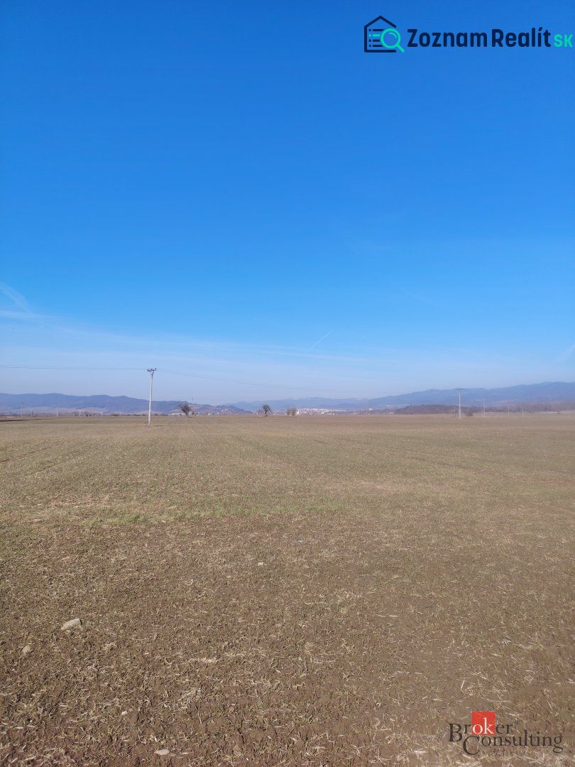 The vast fields in Šarišské Michaľany offer plots for living with a view of the mountains.
