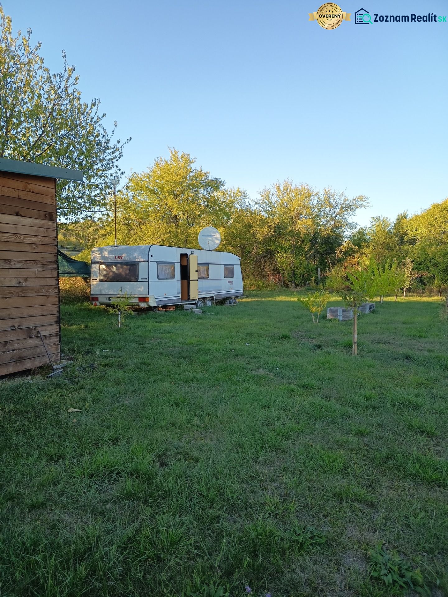 A caravan on a grassy area in the gardens at Tatranská 201, Zlaté Moravce.