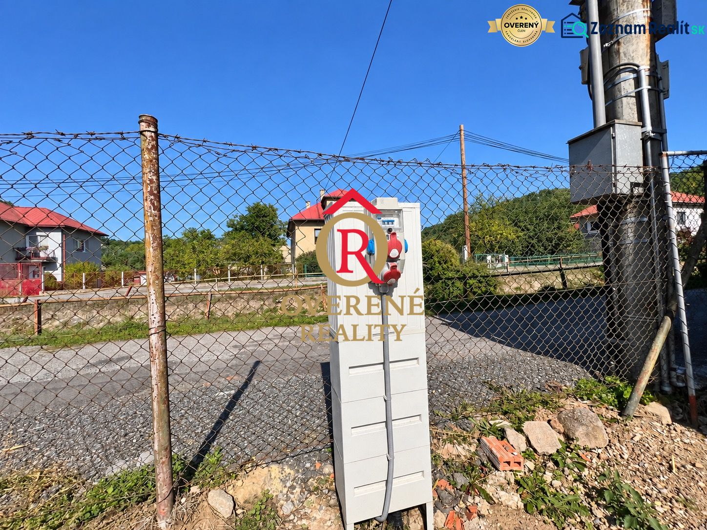 An electrical cabinet on the property by the road in Sebedín, Sebedín-Bečov, offers space for living.