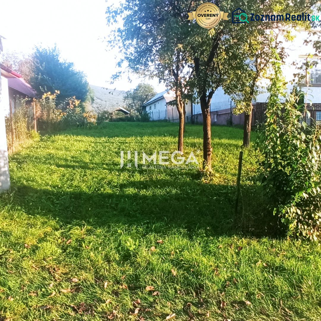 Plots - living on a green plot in Ptičie surrounded by trees and greenery.