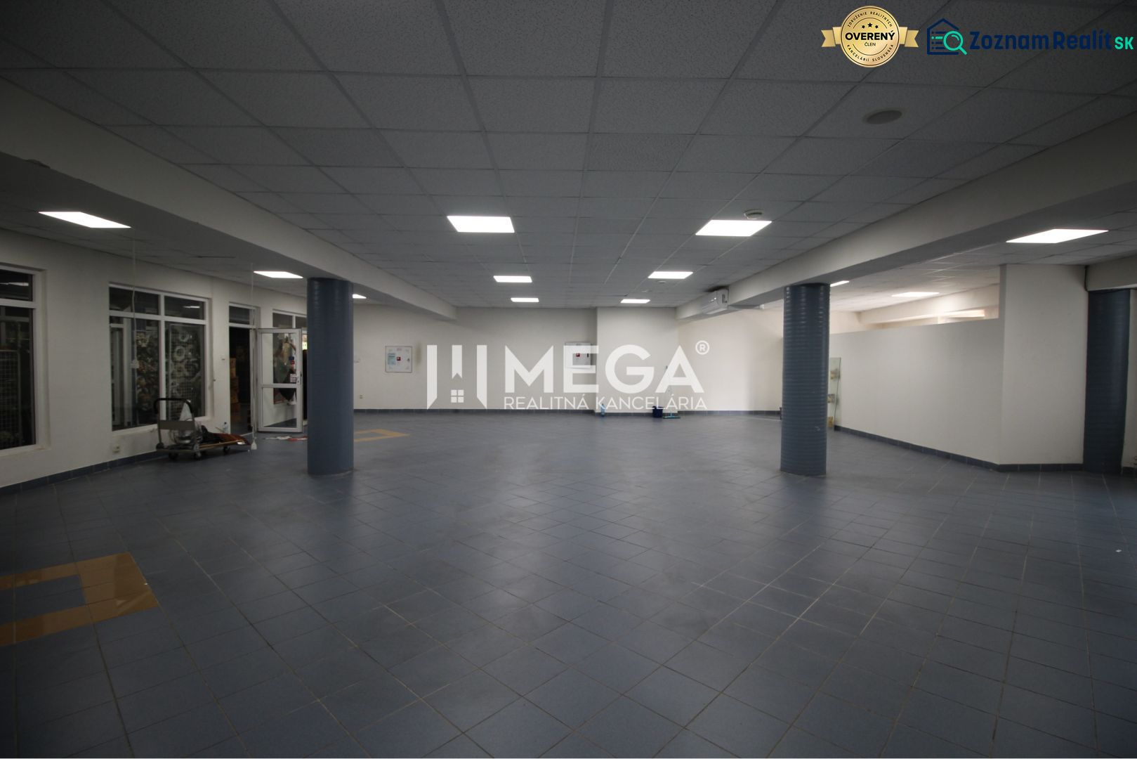 Spacious commercial spaces with blue tiles and columns offer various usage possibilities.