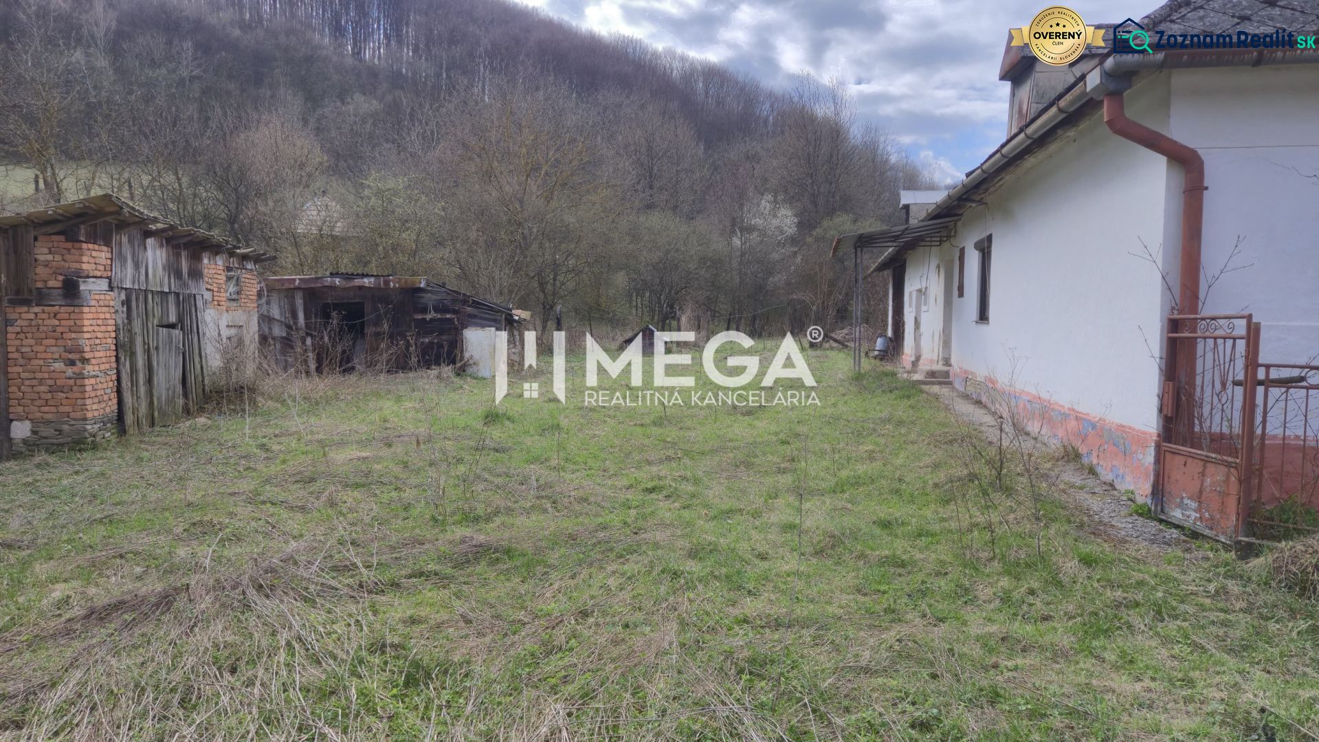 A family house in Čabiny with adjacent farm buildings on a plot surrounded by nature.