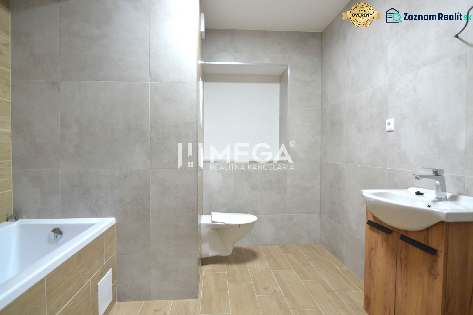 Bathroom with a bathtub, sink, and toilet, floor with wood decor in a 2-room apartment.