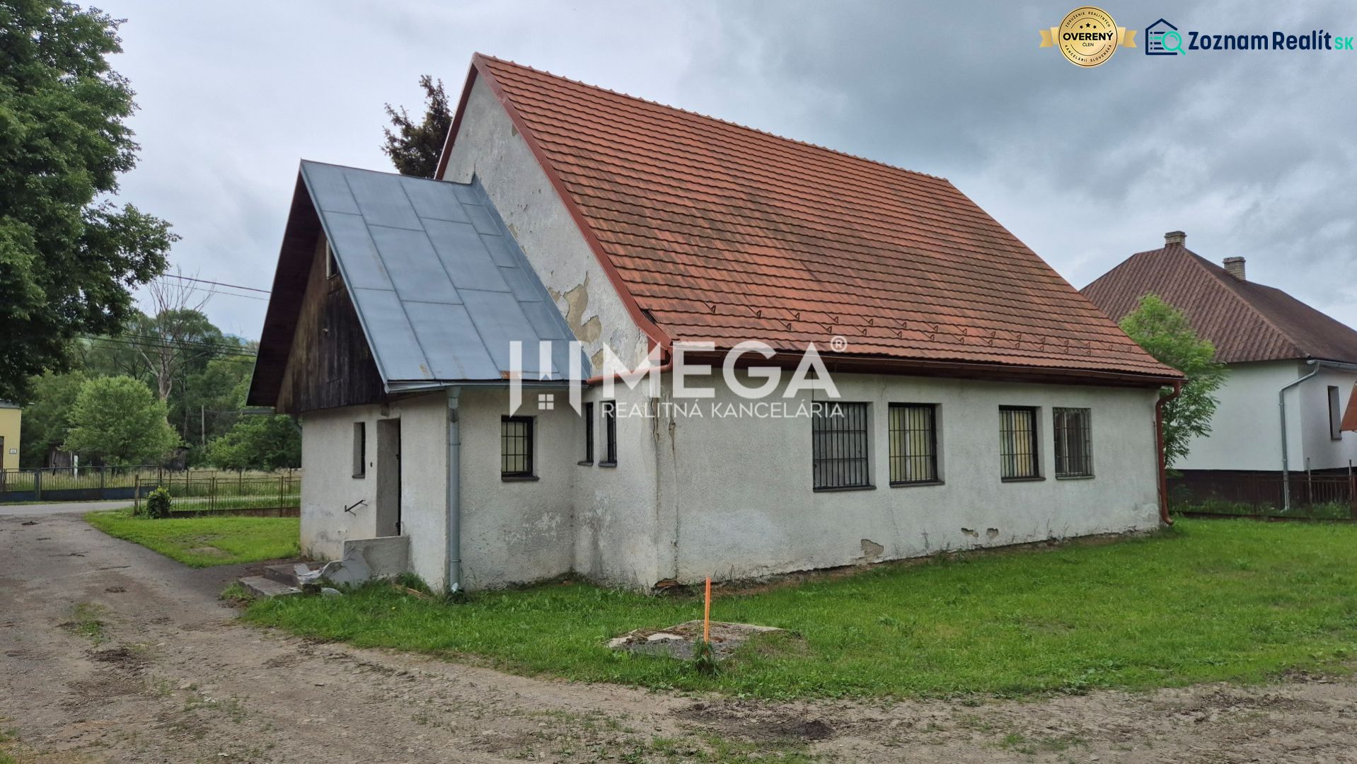 A building with a red roof in Zboj surrounded by greenery and neighboring houses, usable as commercial premises.