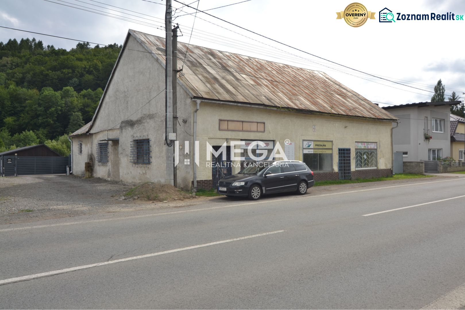 Commercial premises on Mieru Street in Stakčín, by the road and a parked car.