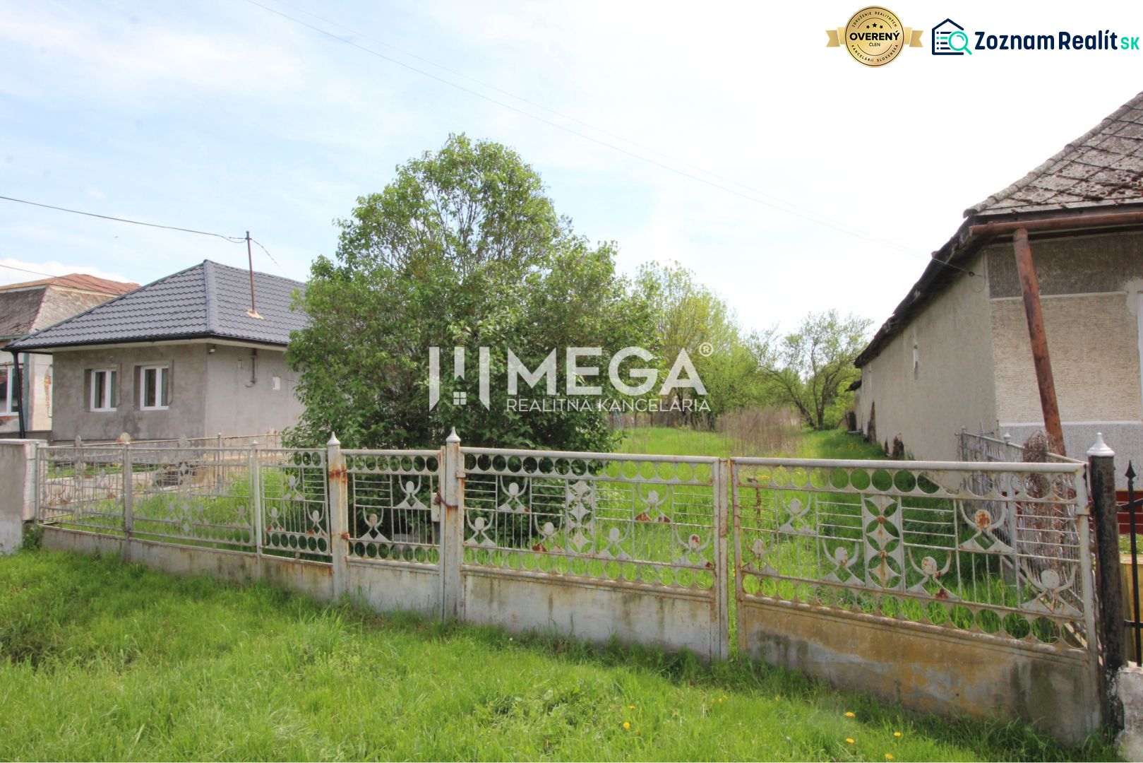 Exterior in Senné with an older fence and two houses, plots - living.