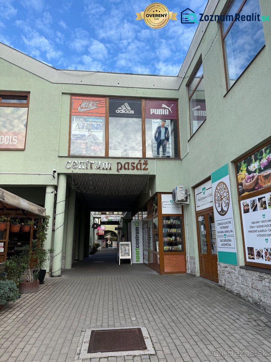 Commercial premises in Topoľčany with an entrance to the center of the passage and a view of the display windows.