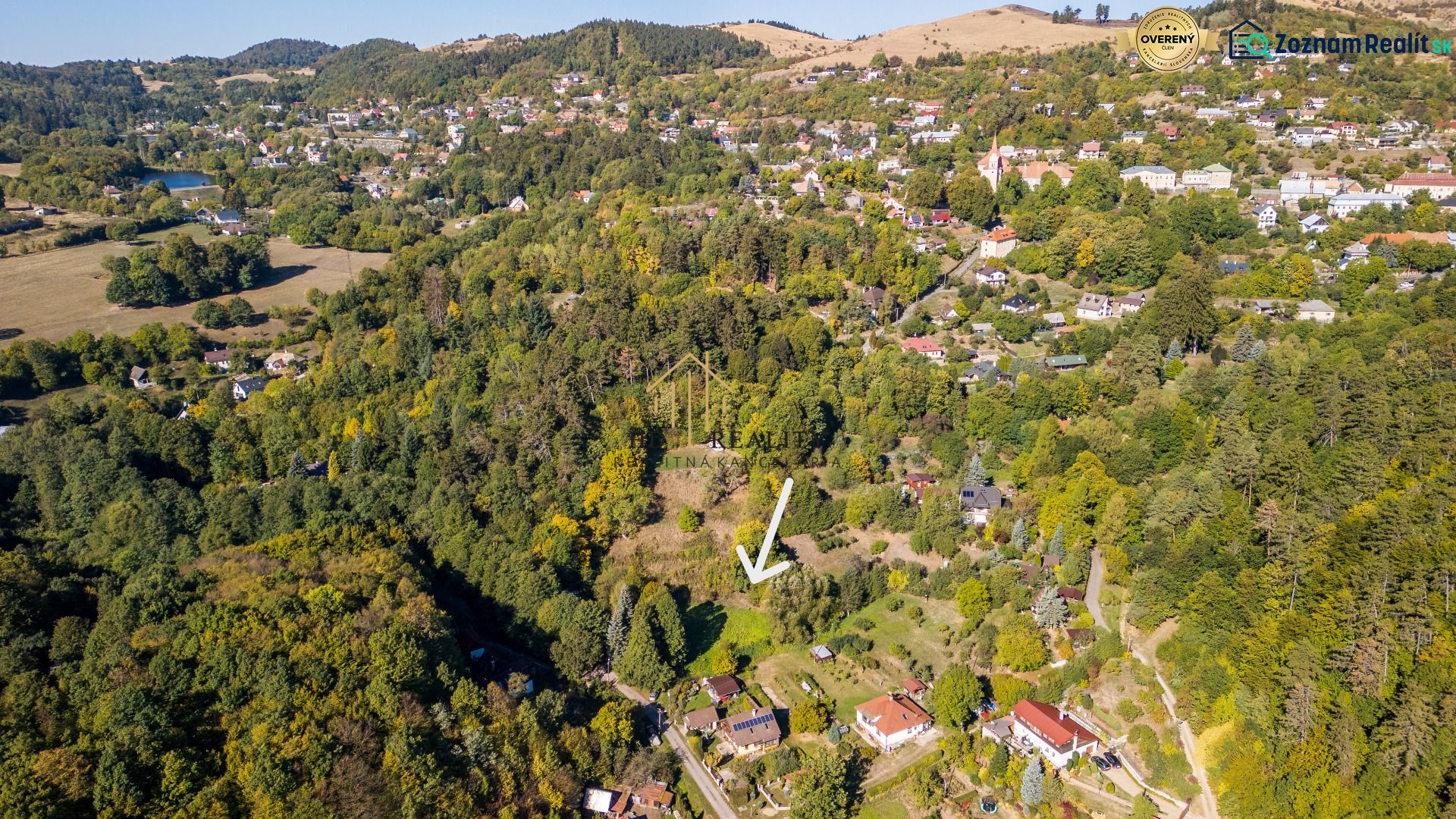 Recreational plots in Štiavnické Bane surrounded by forests and picturesque landscape.