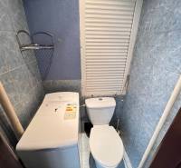 toaleta s miestom pre práčku