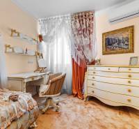 detska-izba-pisaci-stol-komoda-luxusny-  poschodovy 4-izbový-byt-v-talianskom-style-na-hradnom kopci-babonytre.jpg