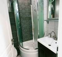 Kúpelňa so sprchovacím kútom