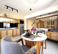 Studio-apartment-dinning-table.JPG