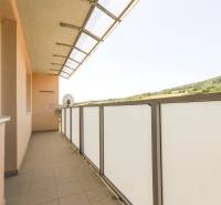 The balcony of a 3-room apartment on Cementárska Street in Horné Srnie with a view of nature.