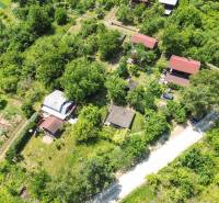 Gardens and cottages surrounded by greenery, visible road, peaceful environment on Cementárska in Horné Srnie.