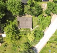 A top view of a house surrounded by greenery on Cementárska Street in Horné Srnie.
