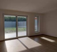 A spacious room with large windows, a bright interior on Ady Street in a family house.