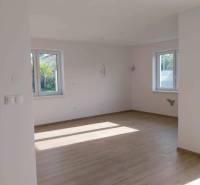 Spacious room with wooden flooring in a family house, Ady Street, bright rooms.