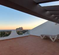 Terrace of a recreational apartment in Calpe with a view of the sea and a natural formation.