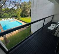 Balcony of a 2-room apartment with a view of the pool and green surroundings in Piešťany on Rekreačná.