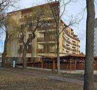 Trees and apartment buildings on Štefánikova Street in Poprad, suitable for 3-room living.