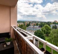The balcony of a 3-room apartment on Prostějovská Street in Prešov with a view of nature.