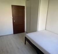 A room in a 3-room apartment with a built-in wardrobe and a bed, light floors.