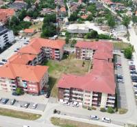 A view of residential buildings and surroundings on Viztorony Street in Rajka.