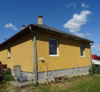 A family house on Futrinka Street in KRASZNOKVAJDA with beautiful flowers and a clear sky.