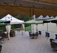 Outdoor terrace with seating in the garden of hotels and guesthouses in Košice - Sever.
