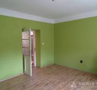 Green room with parquet flooring in a family house.