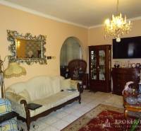 Living room in a family house with antique furniture and a decorative mirror.