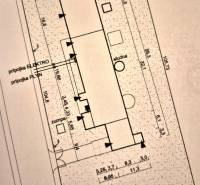 Site plan of the construction plot with connections for electricity and gas, a well, and a septic tank.