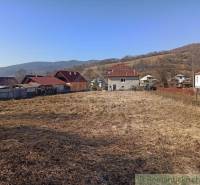 In the rural area of Nová Sedlica, family houses are surrounded by hills and fields.