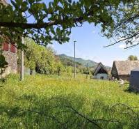 A garden at the cottage in Podkriváň with a view of the mountains and nature.