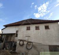 A family house with a gable roof, consisting of multiple parts and an older courtyard.