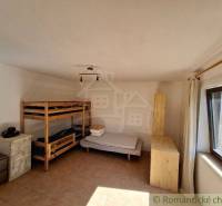 Elegant room with a bunk bed, comfort, and light suitable for a family home.