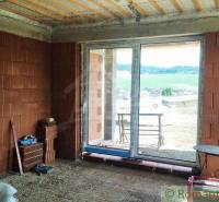 Construction of a family house with a view of the landscape, bricks in the interior, unfinished spaces.