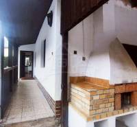 Entrance hall with an outdoor grill and an insulated terrace in a family house.