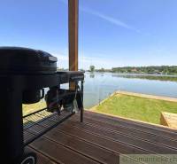 A grill on the terrace of a cottage in Jakubov by the lake with a view of the opposite shore.