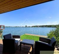 View from the terrace of the cottage by the lake in Jakubov, with comfortable outdoor seating.