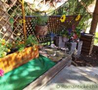 A floral decoration with sunflowers and wood adorns the garden by the house.