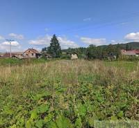 A rural plot with a meadow and a house, ideal for living, surrounded by nature.