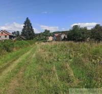 A rural plot with country houses, suitable for living in a natural environment.